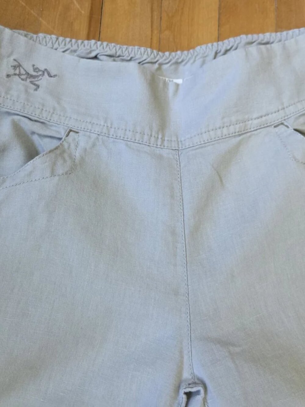 Arcteryx light taupe-colored Capri Arcteryx - Picture 8 of 8